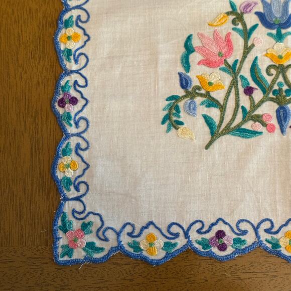 Vintage Kashubian Hand Embroidered Floral Table Runner and 6 Cloth Napkins - Picture 5 of 8
